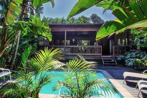 Peaceful cabin with pool on tropical south coast