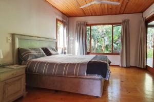 Peaceful cabin with pool on tropical south coast