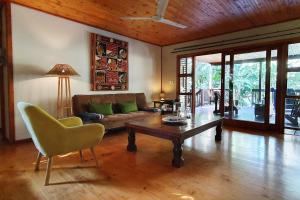 Peaceful cabin with pool on tropical south coast