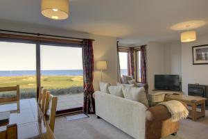 2 Links View, Brora