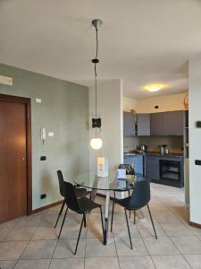 GARDA UN PO Pool and Lake