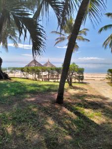 Malindi Beachfront Cottages - Garden Poolside cottage