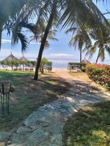 Malindi Beachfront Cottages - Garden Poolside cottage