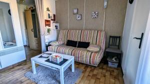 049 Beau studio cabine quartier falaises avec parking