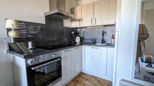 049 Beau studio cabine quartier falaises avec parking