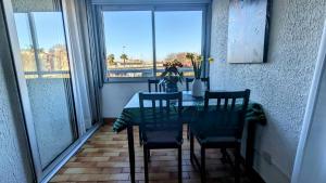 049 Beau studio cabine quartier falaises avec parking