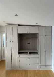 Modern Studio in Greenford, Free WiFi, Parking & Streaming Services