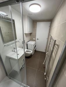 Bright & Cosy 1-Bedroom Apartment with Balcony