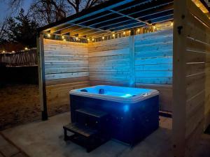 Modern Lux King Suite, cozy Hot tub & Central Omaha!