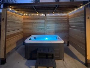 Modern Lux King Suite, cozy Hot tub & Central Omaha!