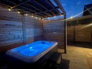 Modern Lux King Suite, cozy Hot tub & Central Omaha!