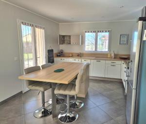 Maisons de vacances Family getaway modern comfort and laughter by the pool : photos des chambres