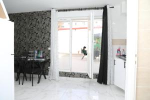 Appartements Appartement Luxe Floral Stay 15 Min To CDG And Paris : photos des chambres