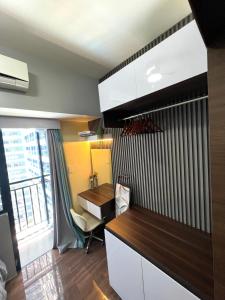 Apartment in Air Residences, Makati with wifi, Netflix, pool, mall and more
