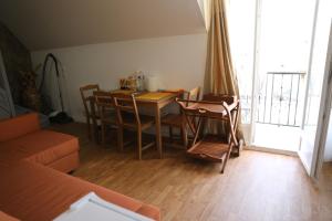 Appartements Appartement Luxe Floral Stay 15 Min To CDG And Paris : Appartement Deluxe