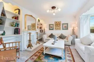 Pass the Keys Bright Cosy Cottage in Esher, West End - Claygate