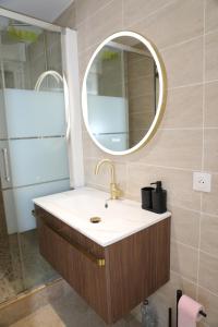 Appartements Appartement Luxe Floral Stay 15 Min To CDG And Paris : photos des chambres