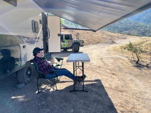 RV completamente equipado en viñedo