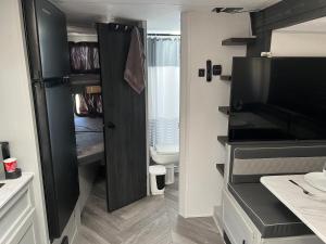 RV completamente equipado en viñedo