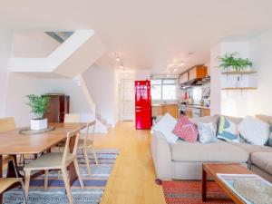 3-Bedroom Duplex w Private Patio in Shoreditch Pass the Keys