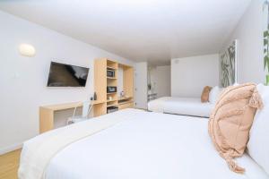 Modern- 2 Queen bed suite with pool near Disney World