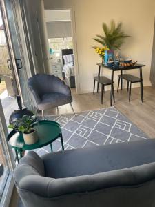 Villa Maria Garden Lodge - 2 Mins to Beach - Coastal - Dog-Friendly - Modern Luxury - Large Garden - Private Access - Parking