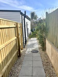 Villa Maria Garden Lodge - 2 Mins to Beach - Coastal - Dog-Friendly - Modern Luxury - Large Garden - Private Access - Parking