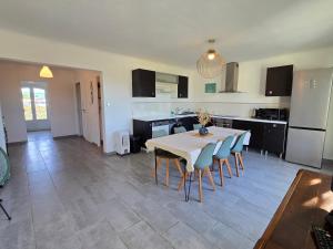 Appartements Goodlife - a 5 min a pieds de la mer avec balcon & parking - By AURAconciergerie : photos des chambres