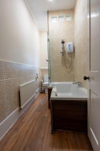 2 BDR Flat At Caledonia Luxe Stays Short Lets & Serviced Accommodation Shotts