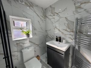 HouseSleeps9-Patio-Parking-FamilyOK