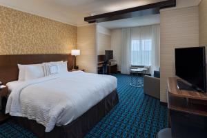 King Suite room in Fairfield Inn & Suites by Marriott Dublin