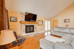 Game Room and On-Site Pond Laurelville Retreat!