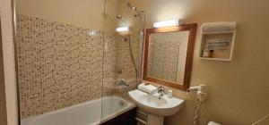 Hotels Contact Hotel Solana, Niort MendesFrance : photos des chambres