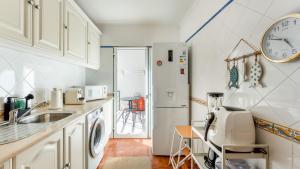 Summer Getaway 1BR Flat Armação Pêra by LovelyStay