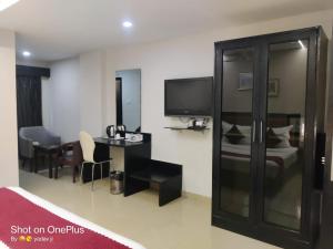 Hotel Delphi Grand Hyderabad - Hi-Tech City, Perfect for Business & Comfort