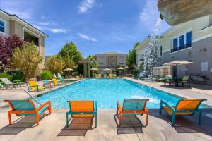 Spacious 2BR Reno Suite · Spring Getaway & Pool