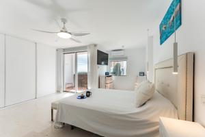 CT 376 - Faros Calypso Duplex Penthouse - Walking distance to Beach