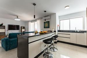 CT 376 - Faros Calypso Duplex Penthouse - Walking distance to Beach