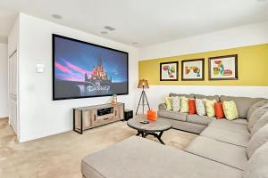 Family Home with Cinema Pool and BBQ Near Disney