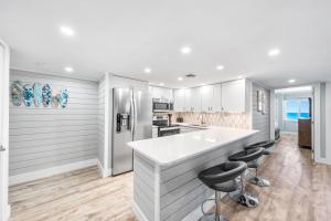 Holiday Surf and Racquet Unit 723