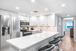 Holiday Surf and Racquet Unit 723