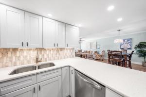 Holiday Surf and Racquet Unit 723