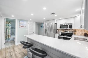 Holiday Surf and Racquet Unit 723