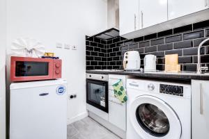 Compact Studio with sofabed, Free Parking, Close to Wembley Stadium, Snacks, Coffee & free toiletries, Flat 2B