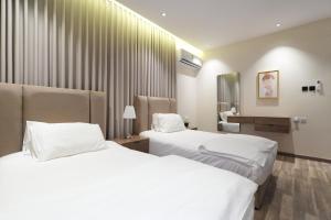 Stylish 2 Bedroom Apartment and Sitting Room Jacuzzi available