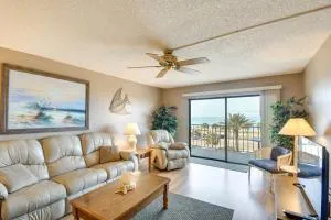 Coastal Condo with Balcony Walk to Madeira Beach! - شاطئ ماديرا