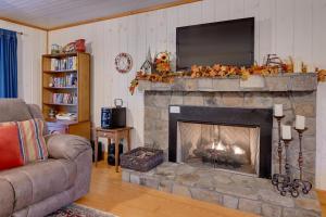 Creekside Family Retreat by Waterfalls and Hiking!