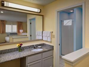 Sonesta Simply Suites Cleveland Airport