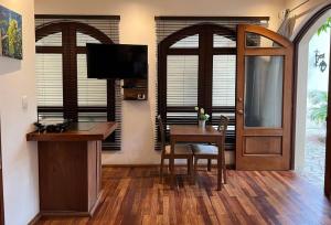 Paseo Colonial - Leos Favorite #8