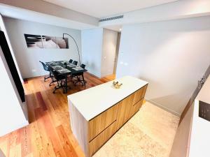 The Eça de Queiroz House - NO CV E - Flat B - Central Three-Bedroom Apartment